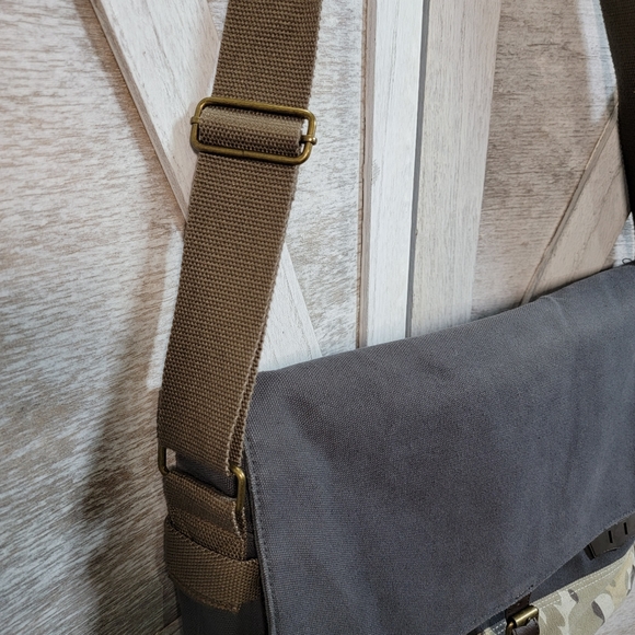 Levi's Canvas Messenger Computer Bag, Green/Gray/Grey/Camouflage - Picture 5 of 14